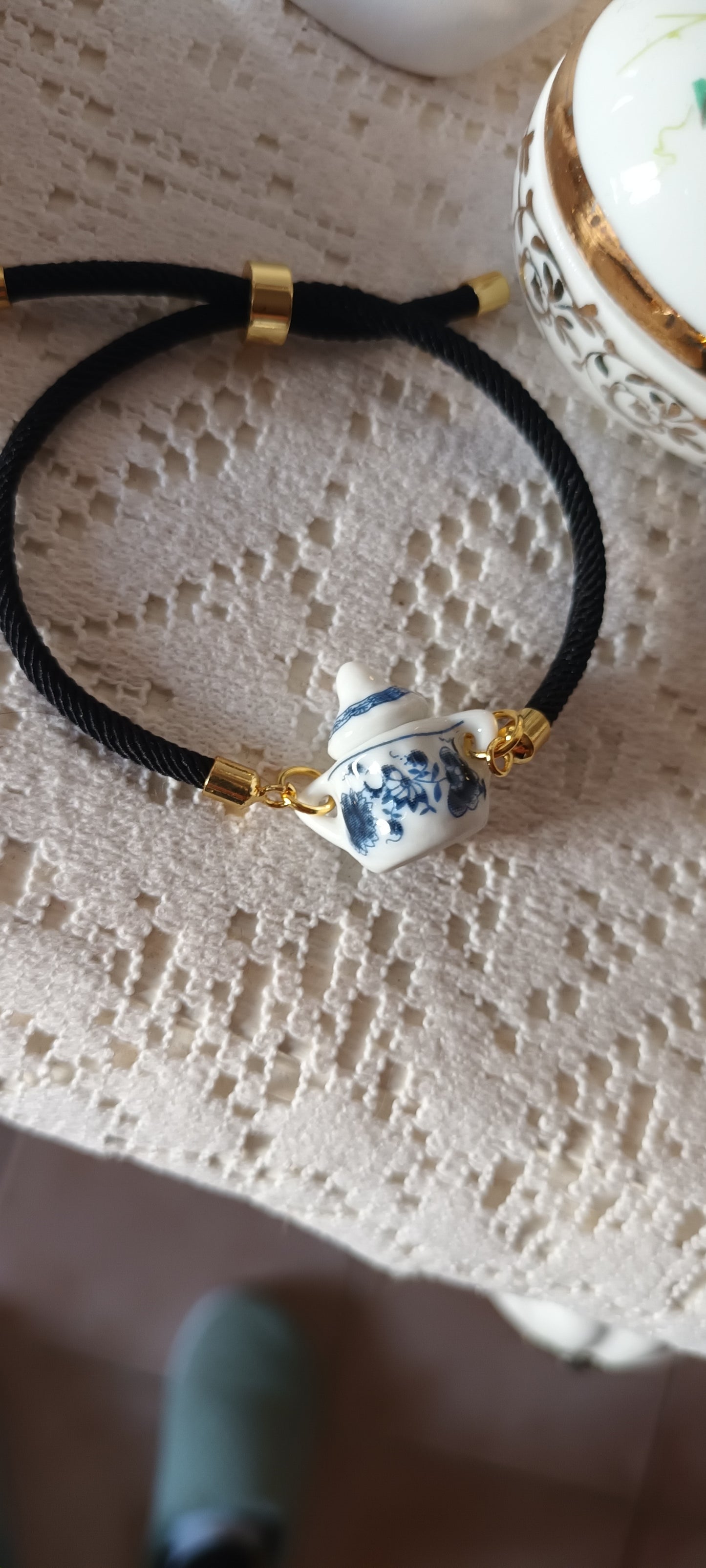 Bracelet petite théière en porcelaine bleu