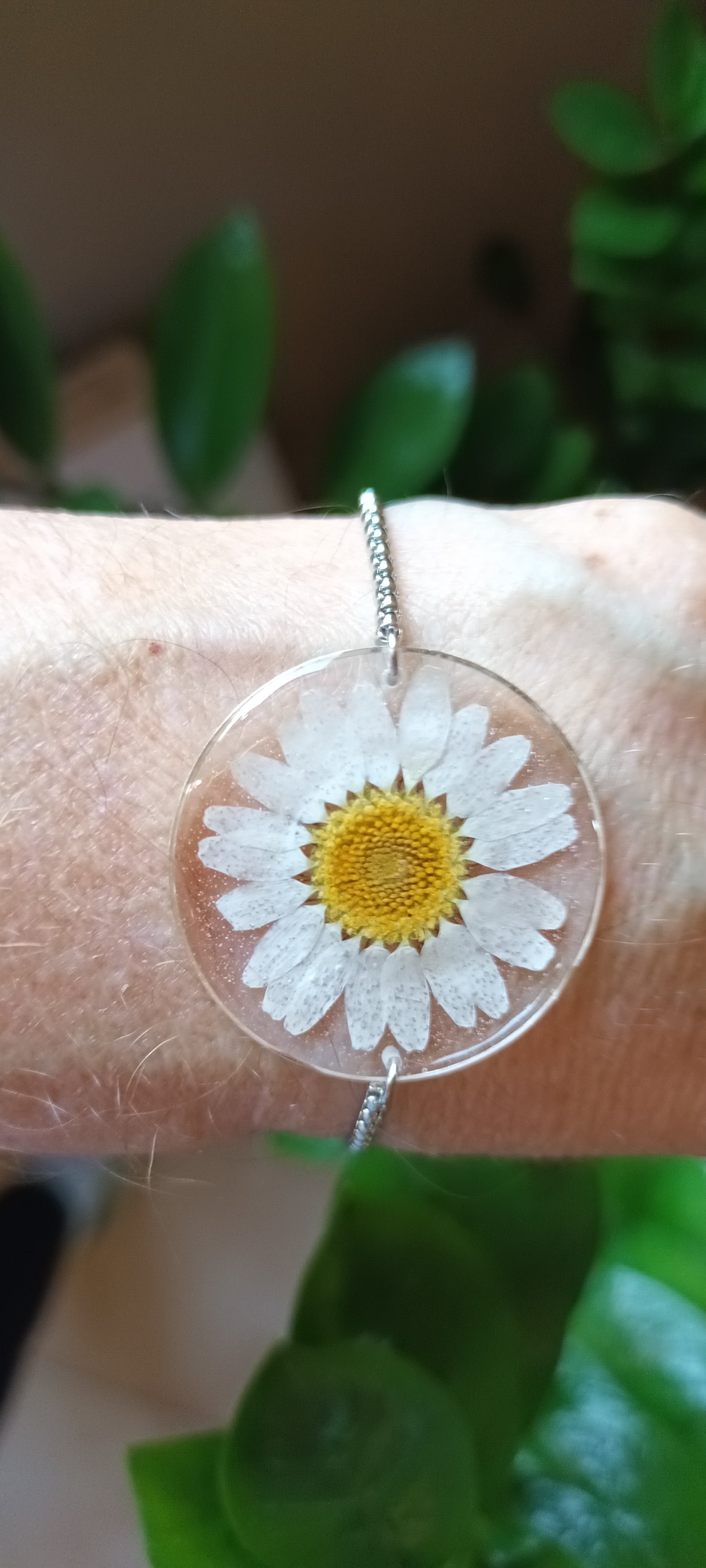 bracelet en résine avec inclusion d'une jolie marguerite pressée
