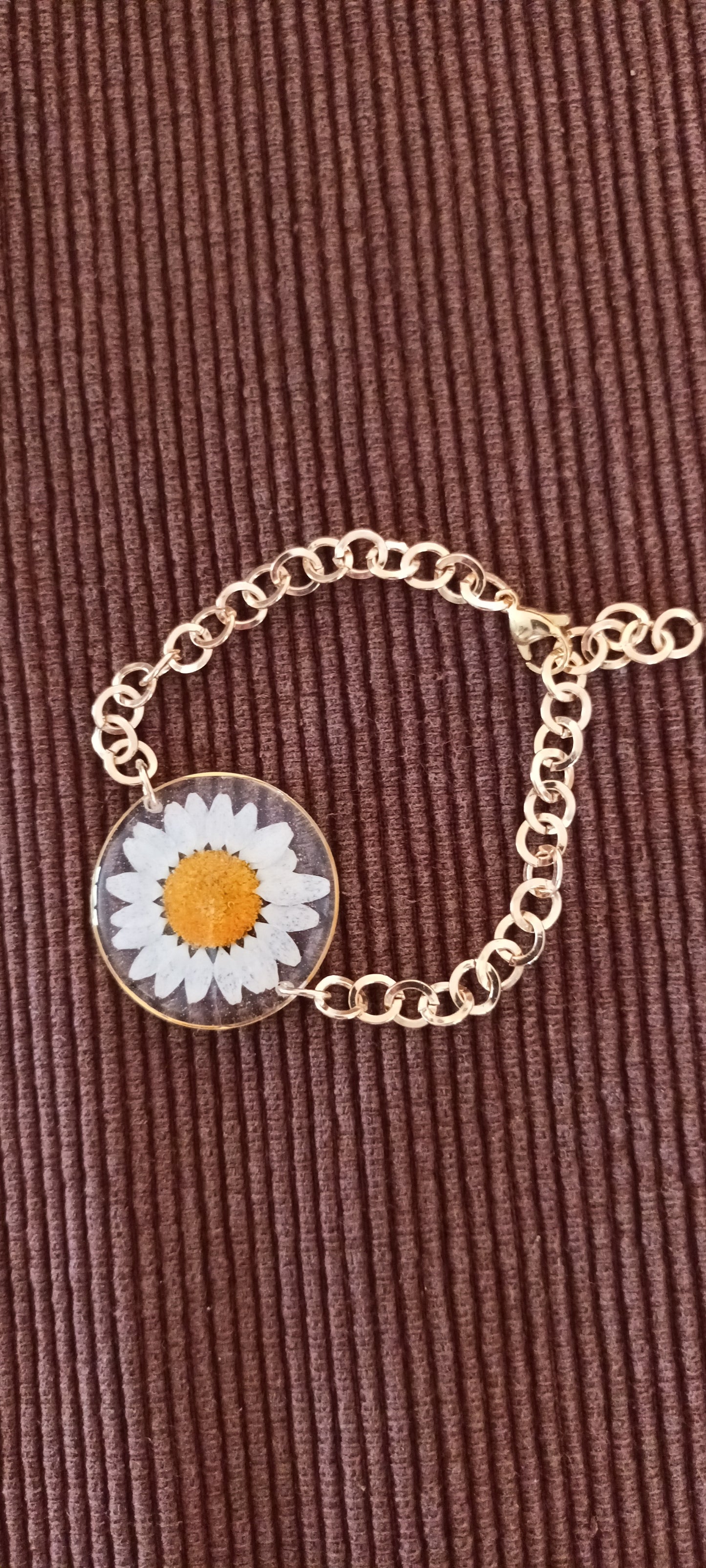 bracelet en résine avec inclusion d'une jolie marguerite pressée