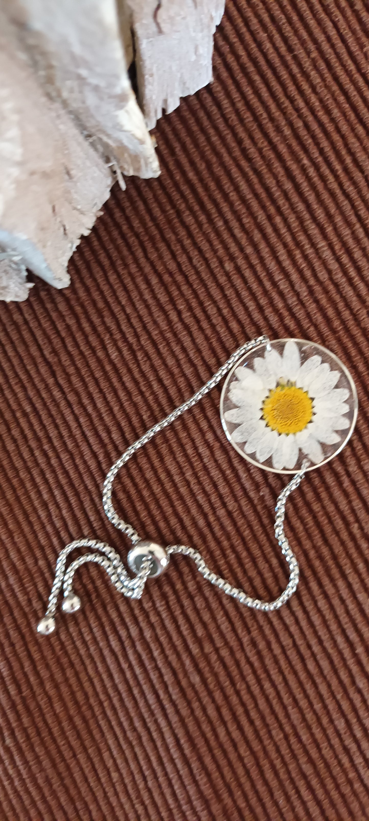 bracelet en résine avec inclusion d'une jolie marguerite pressée