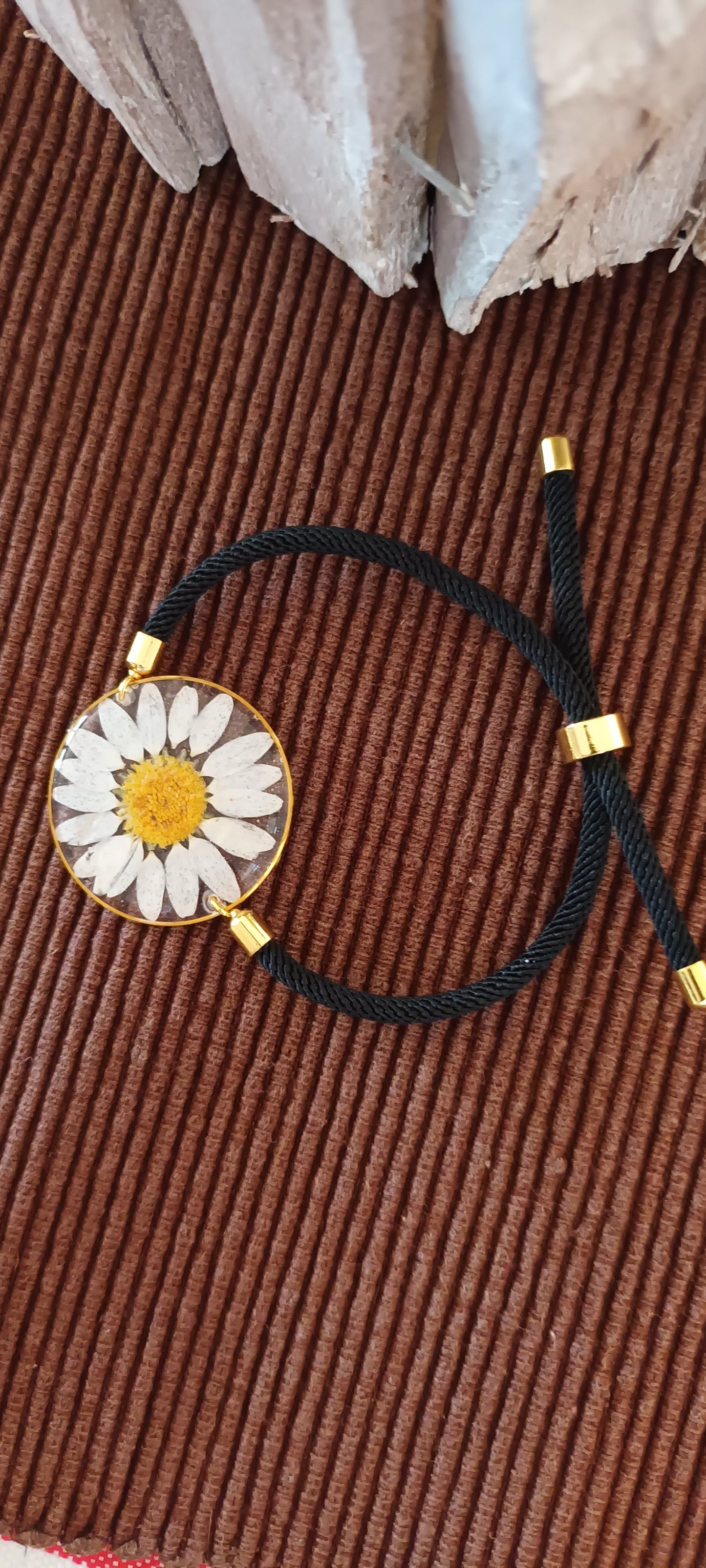 bracelet en résine avec inclusion d'une jolie marguerite pressée