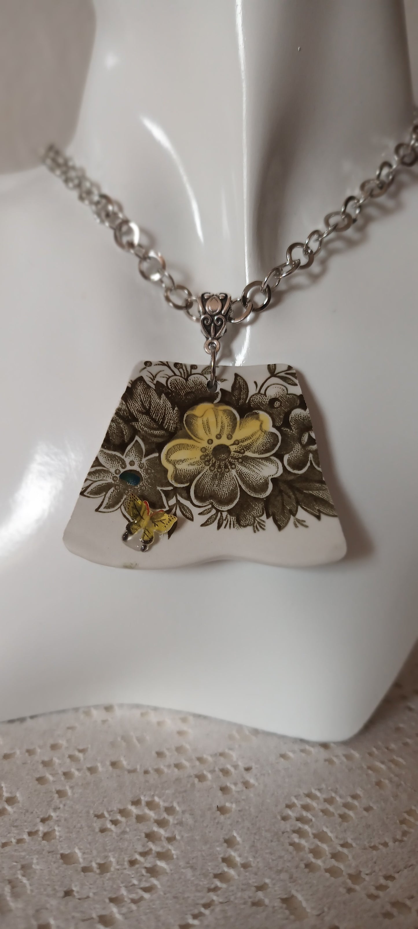 Pendentif créé à partir d'une assiette ancienne fleurie jaune et kaki