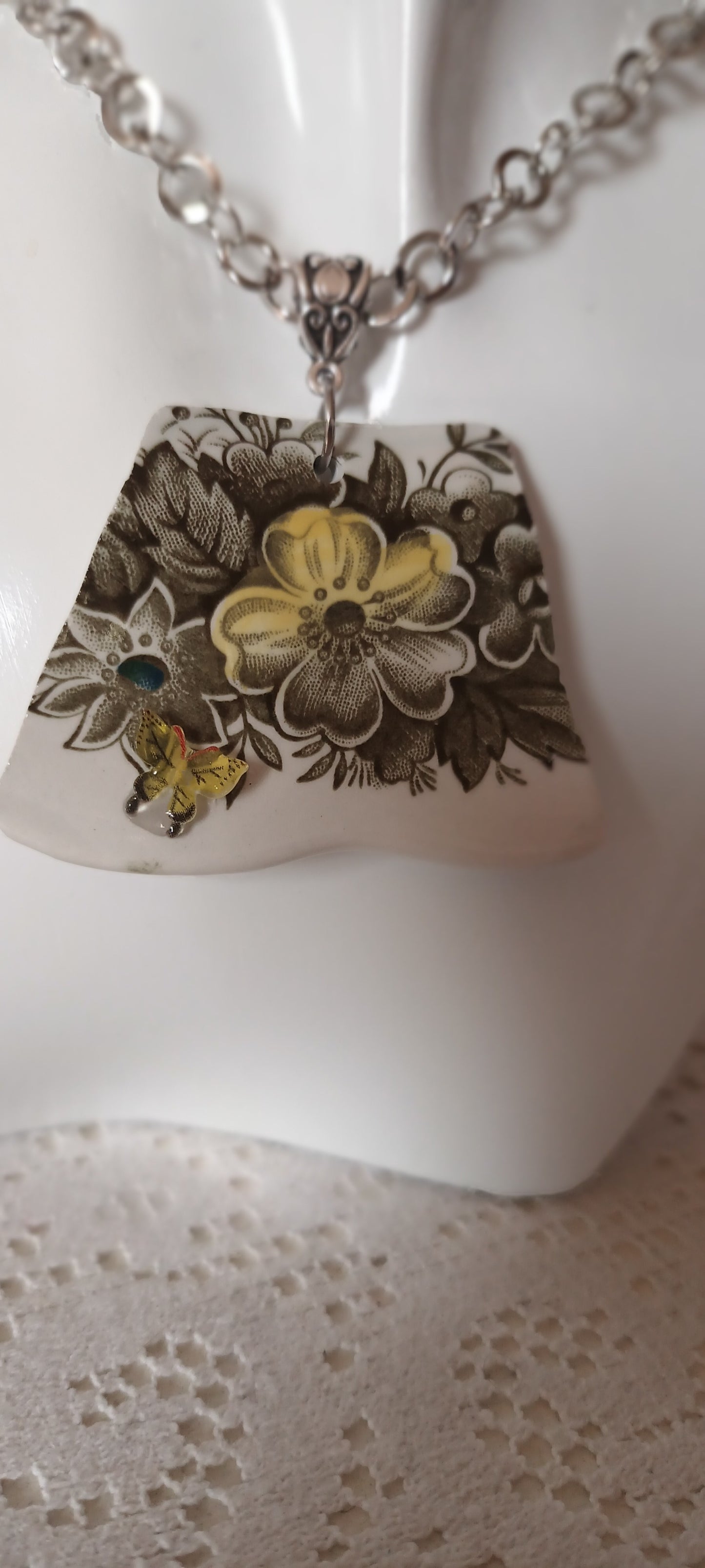 Pendentif créé à partir d'une assiette ancienne fleurie jaune et kaki