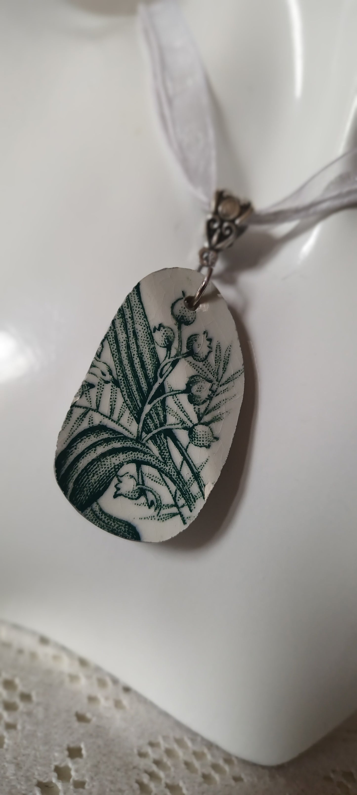 Pendentif créé à partir d'une assiette ancienne fleurie muguet