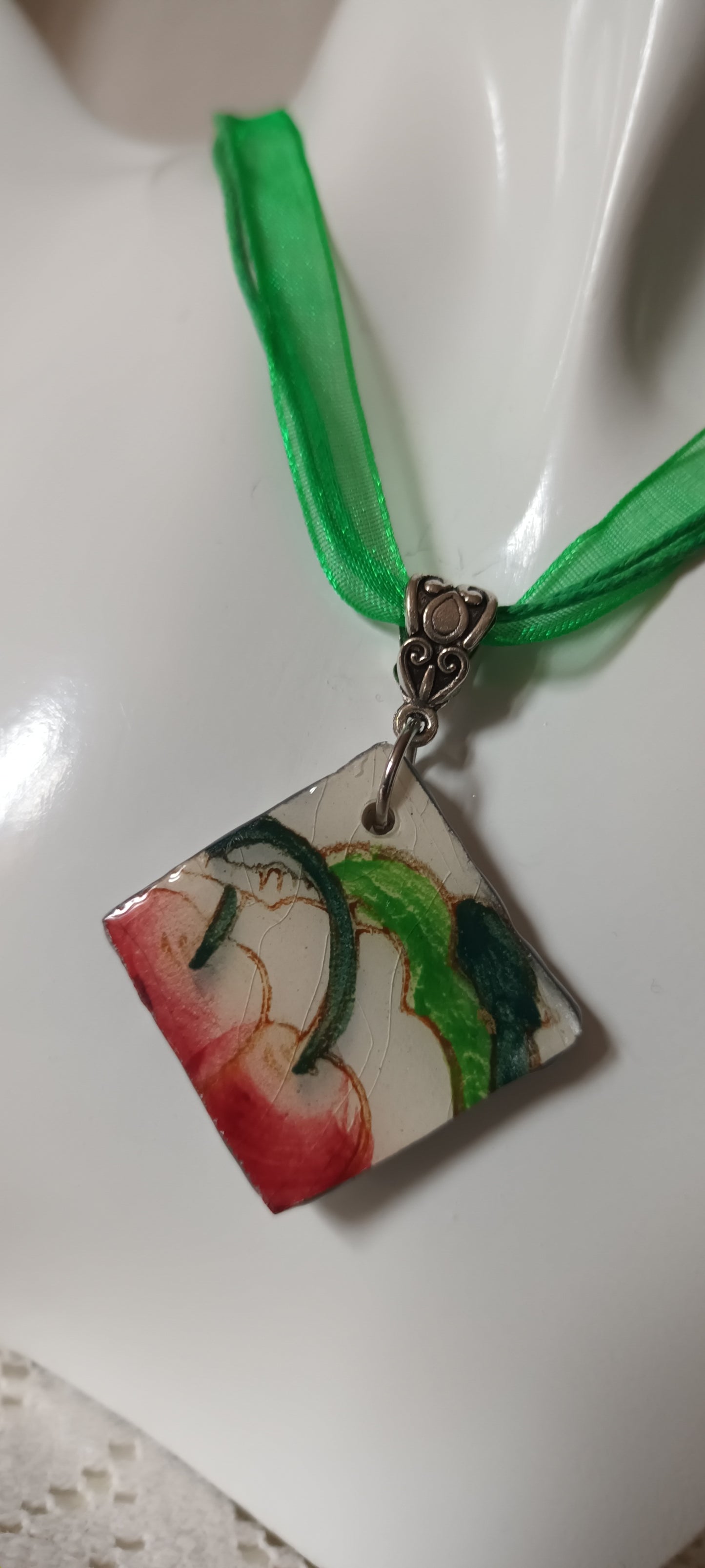Pendentif créé à partir d'une assiette ancienne avec motifs cerises