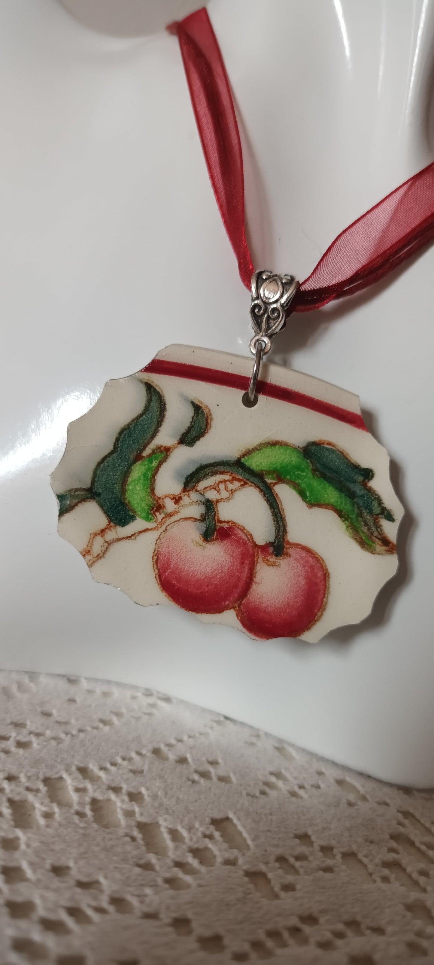 Pendentif créé à partir d'une assiette ancienne avec motifs cerises
