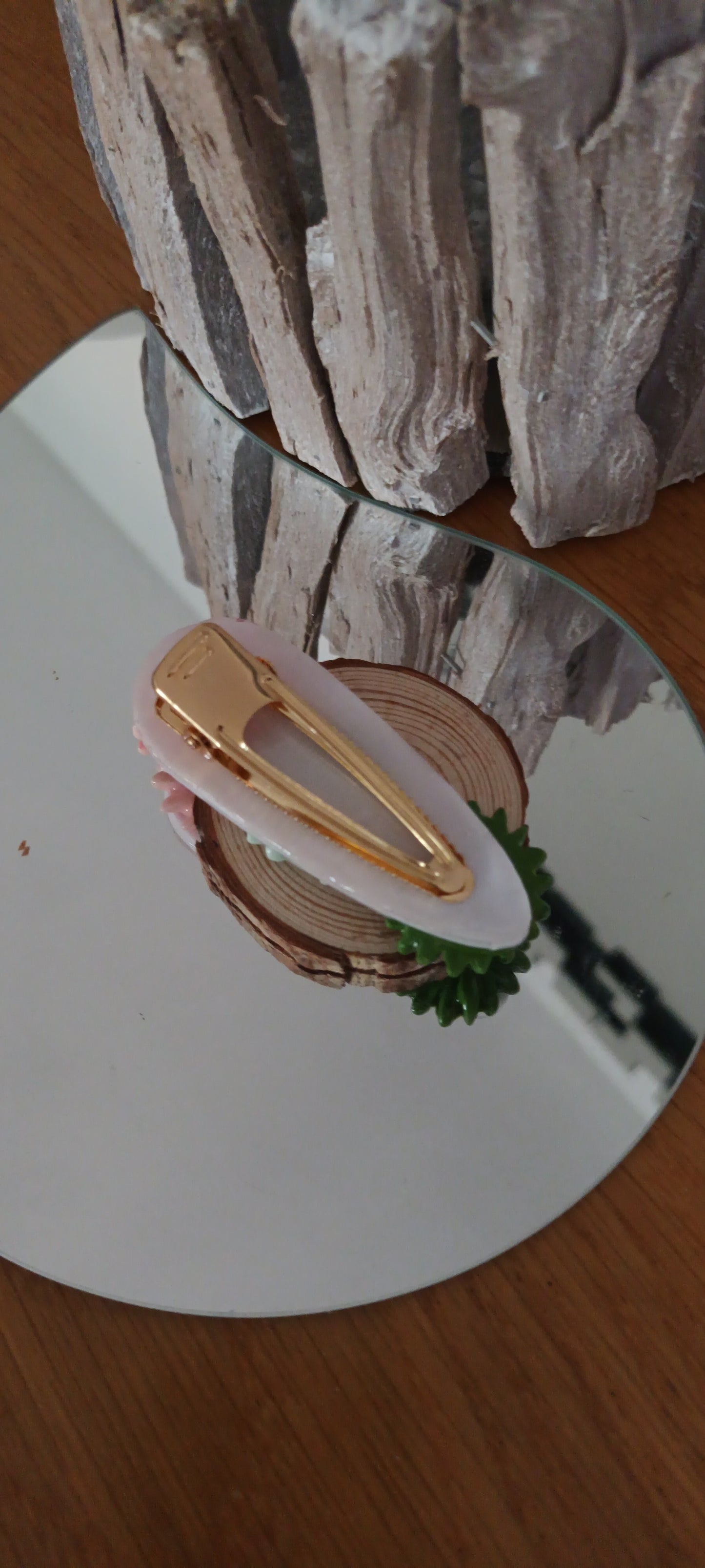 Barrette en résine ovale orner de trois fleurs colorées