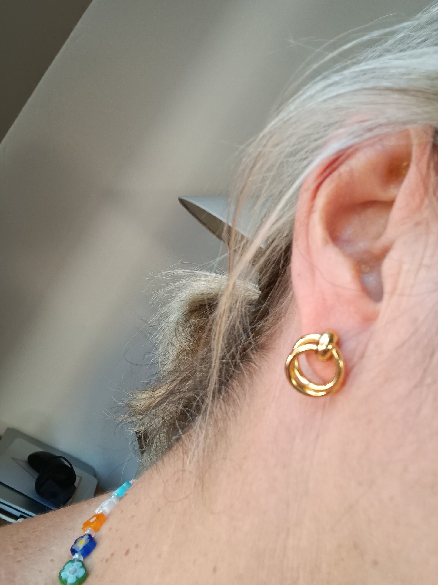 Boucles d'oreilles dorées hypoallergéniques confortable