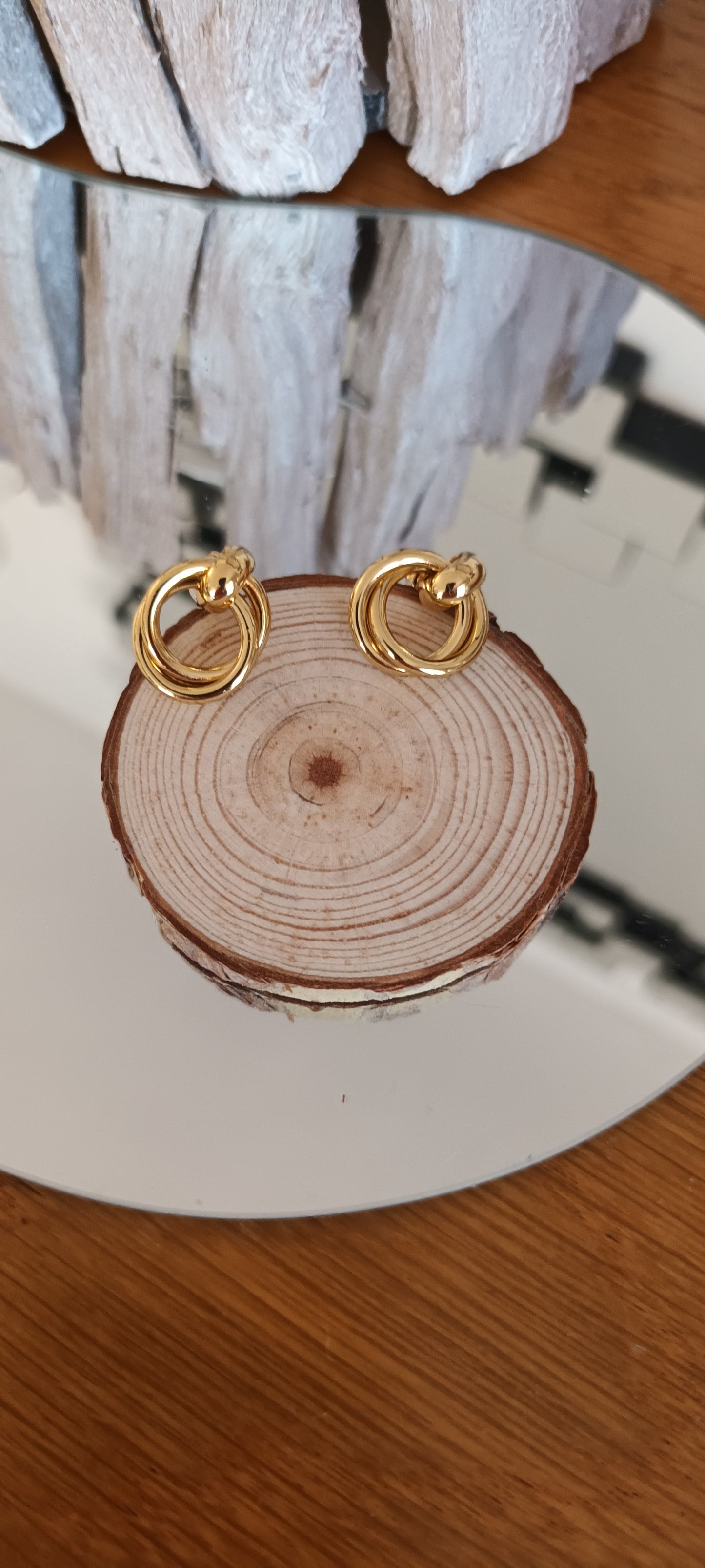 Boucles d'oreilles dorées hypoallergéniques confortable