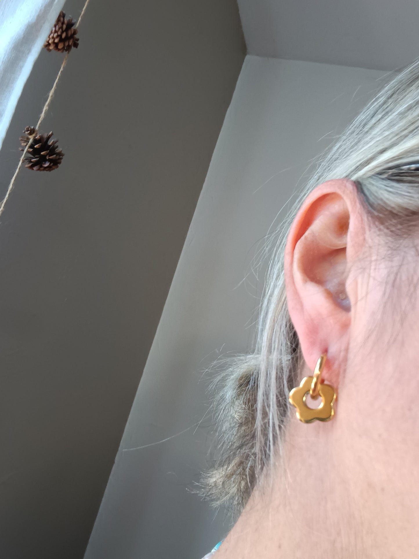 Boucles d'oreilles a pendantes motif floral