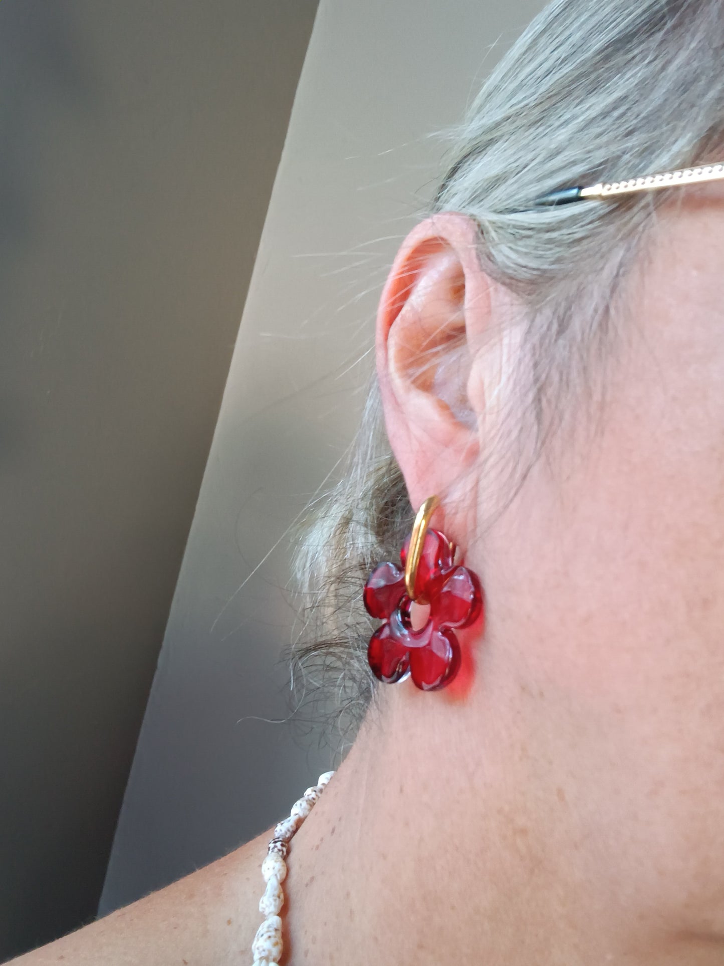 Boucles d'oreilles en résine encre à alcool coloré fleur rouge