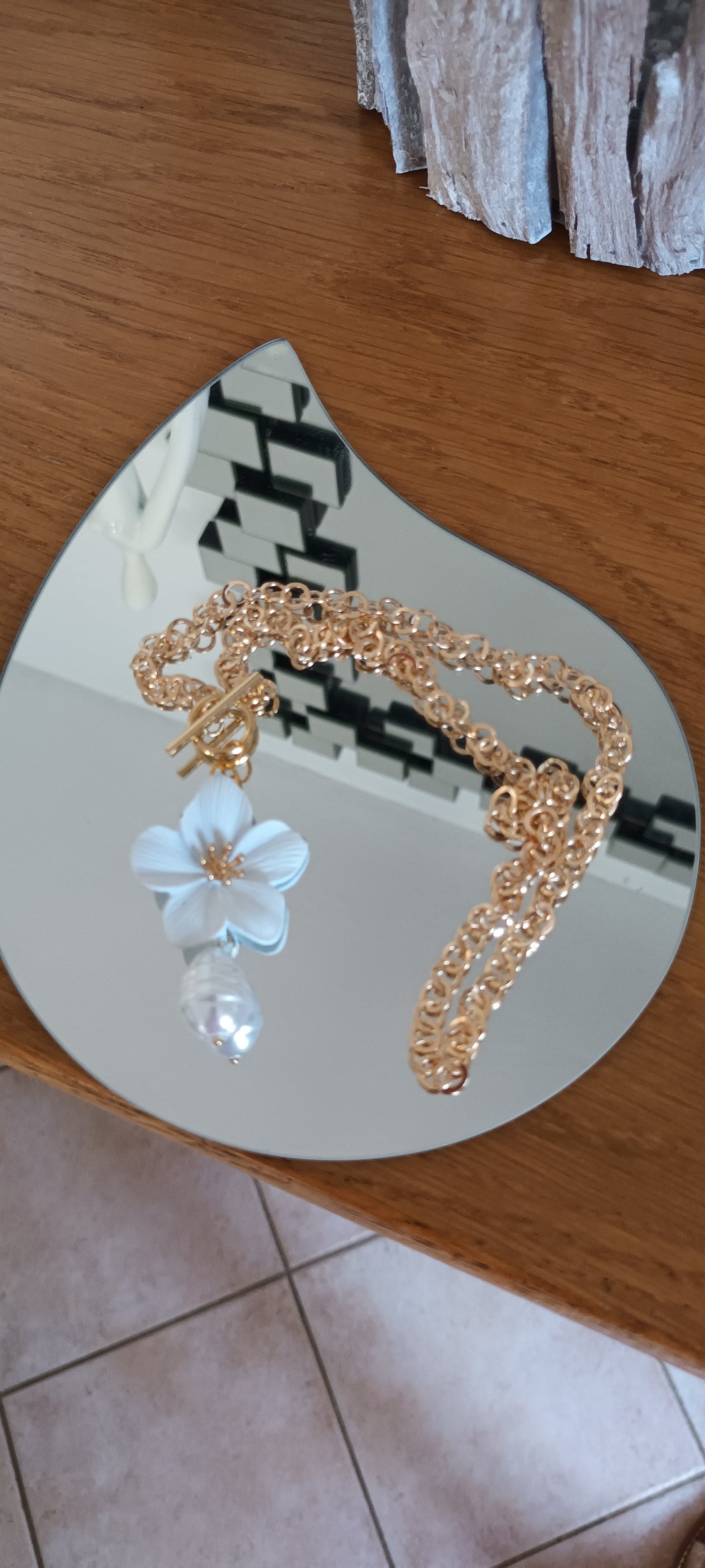 Collier fleur doré et sa jolie perle