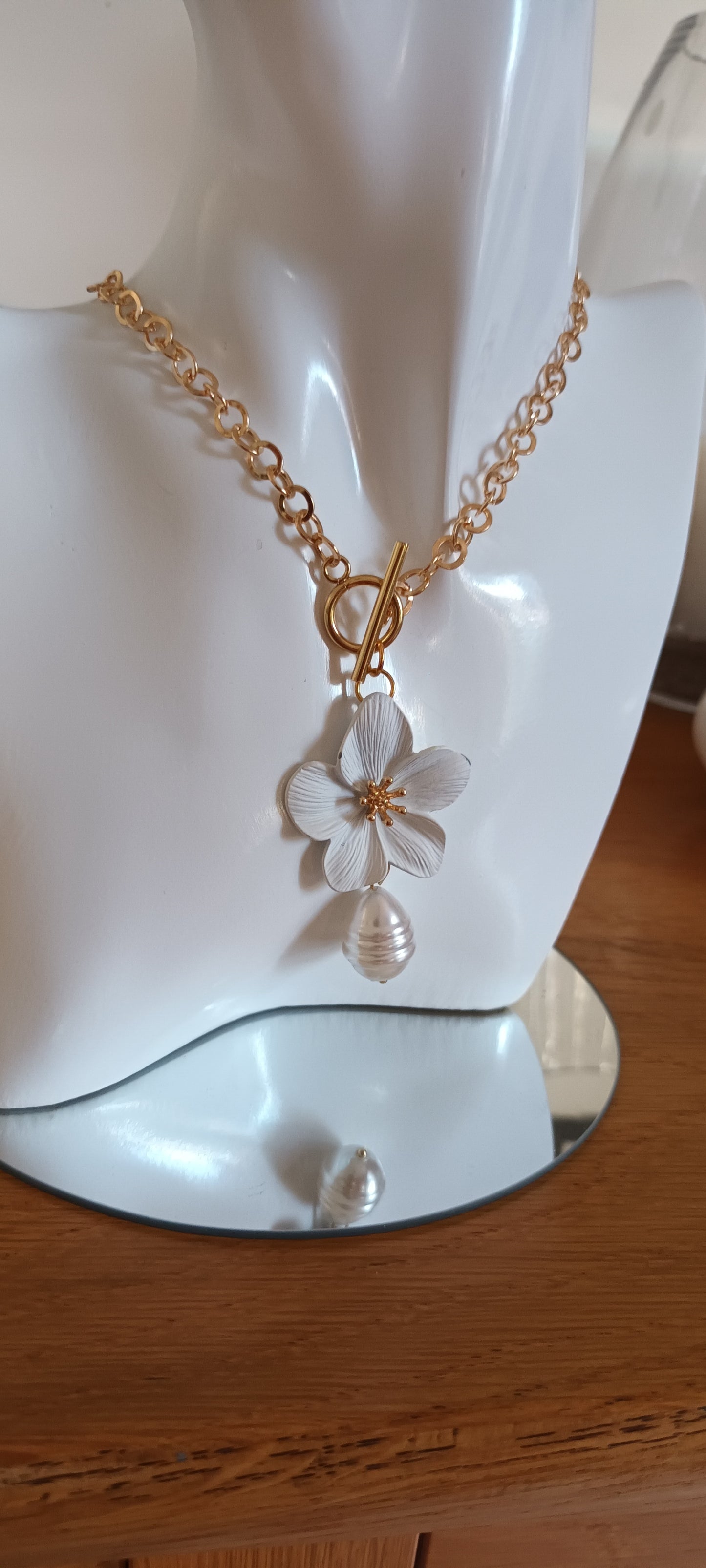 Collier fleur doré et sa jolie perle