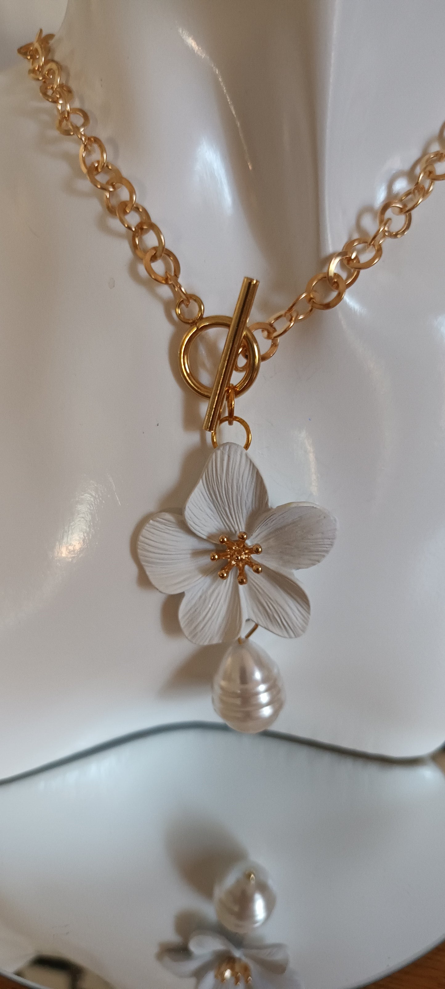 Collier fleur doré et sa jolie perle