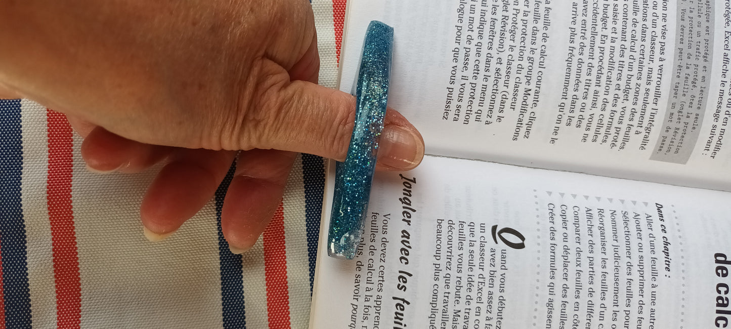 Porte page en résine bleu paillettes où étoiles