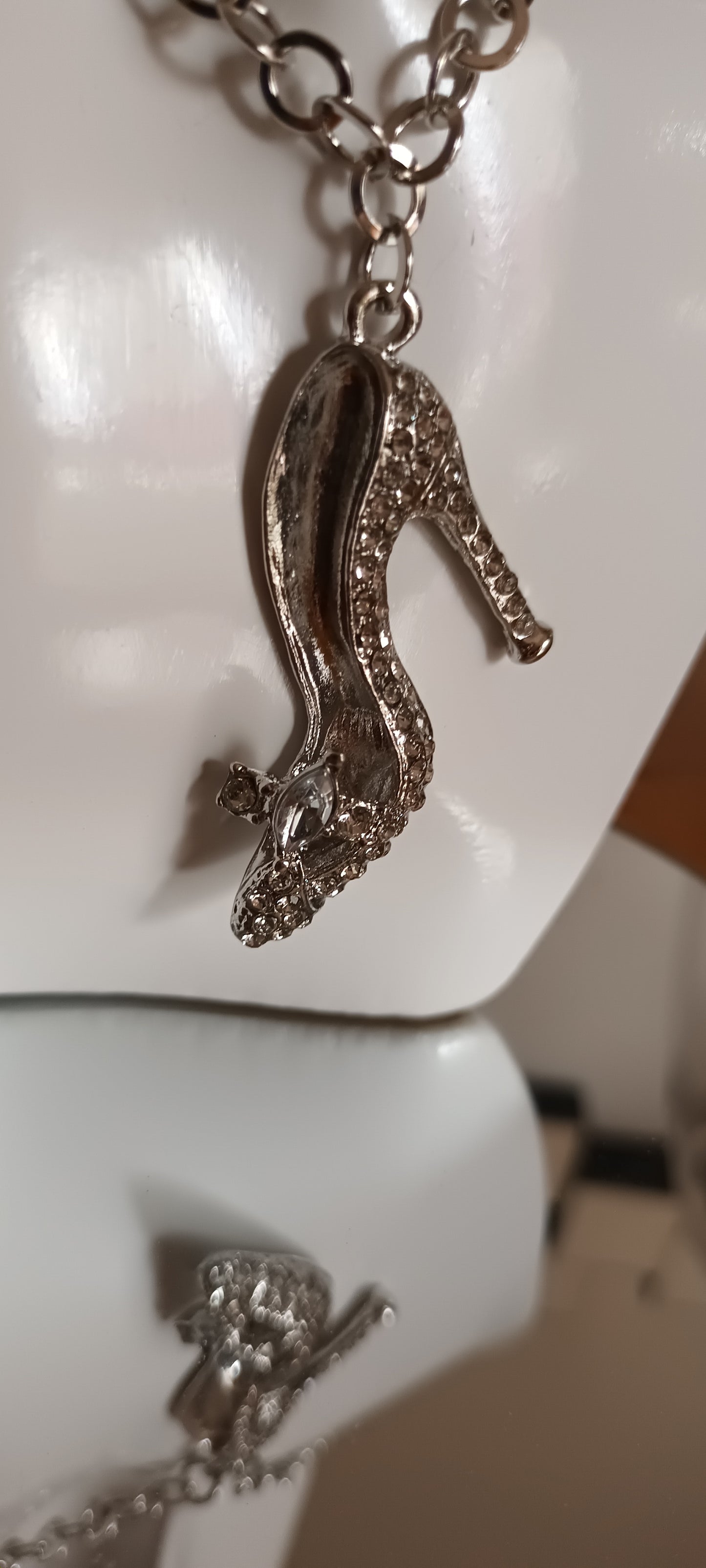 Collier pendentif chaussure à talon avec stras argenté