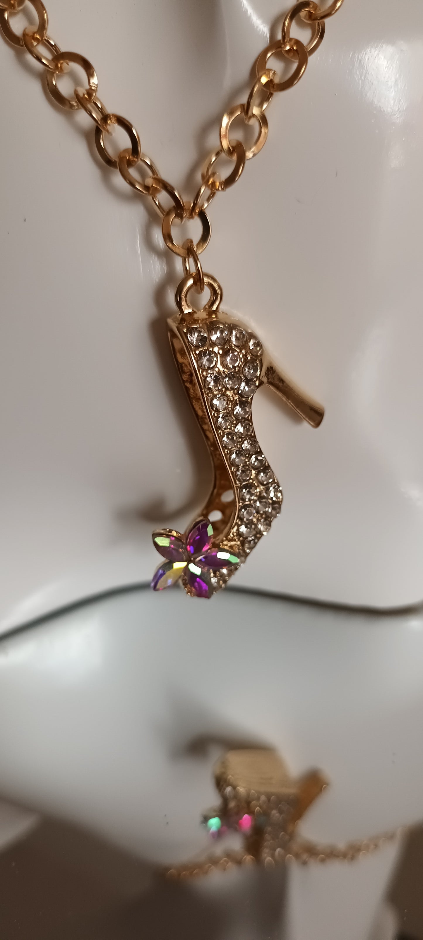 Collier pendentif chaussure à talon avec strass