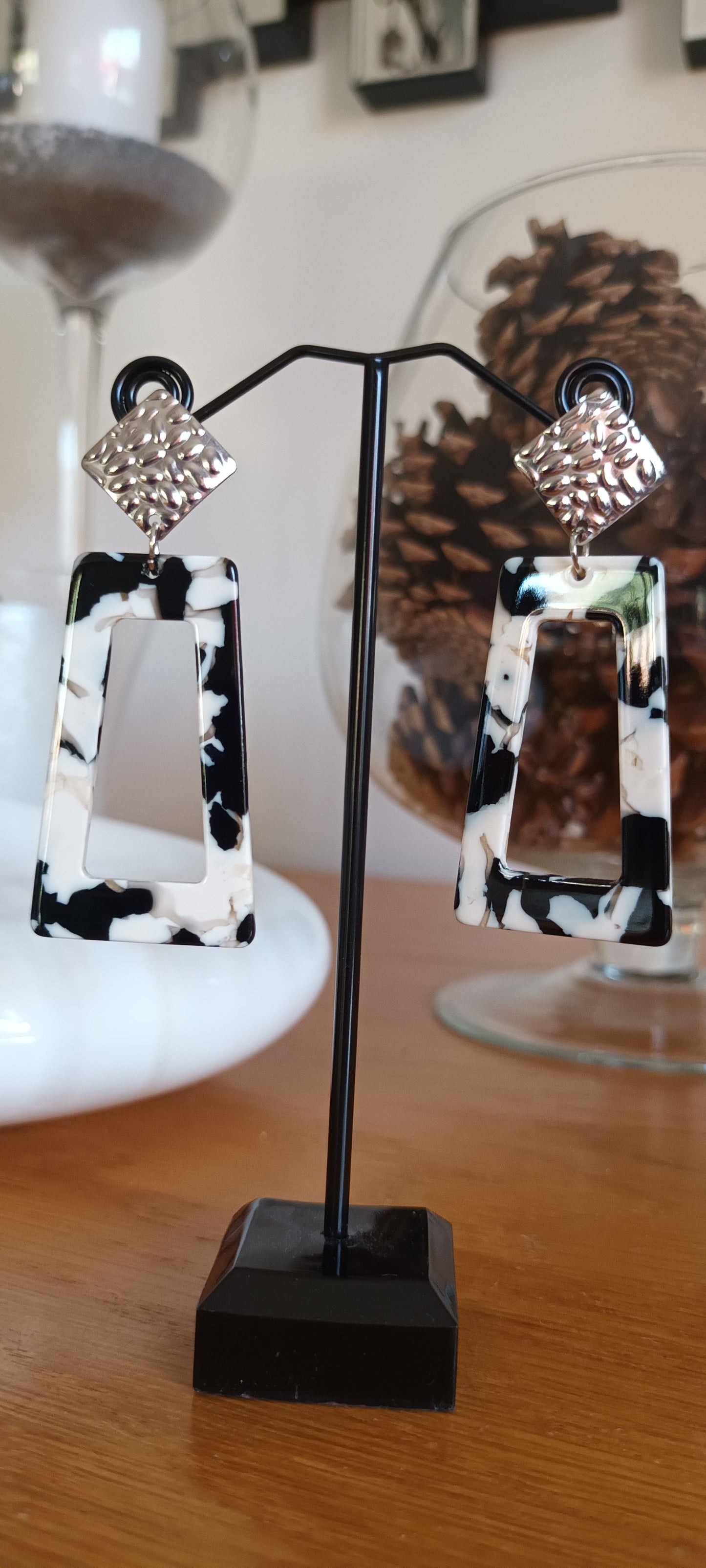 Boucles d'oreilles en acétate de forme rectangulaire noir et blanc