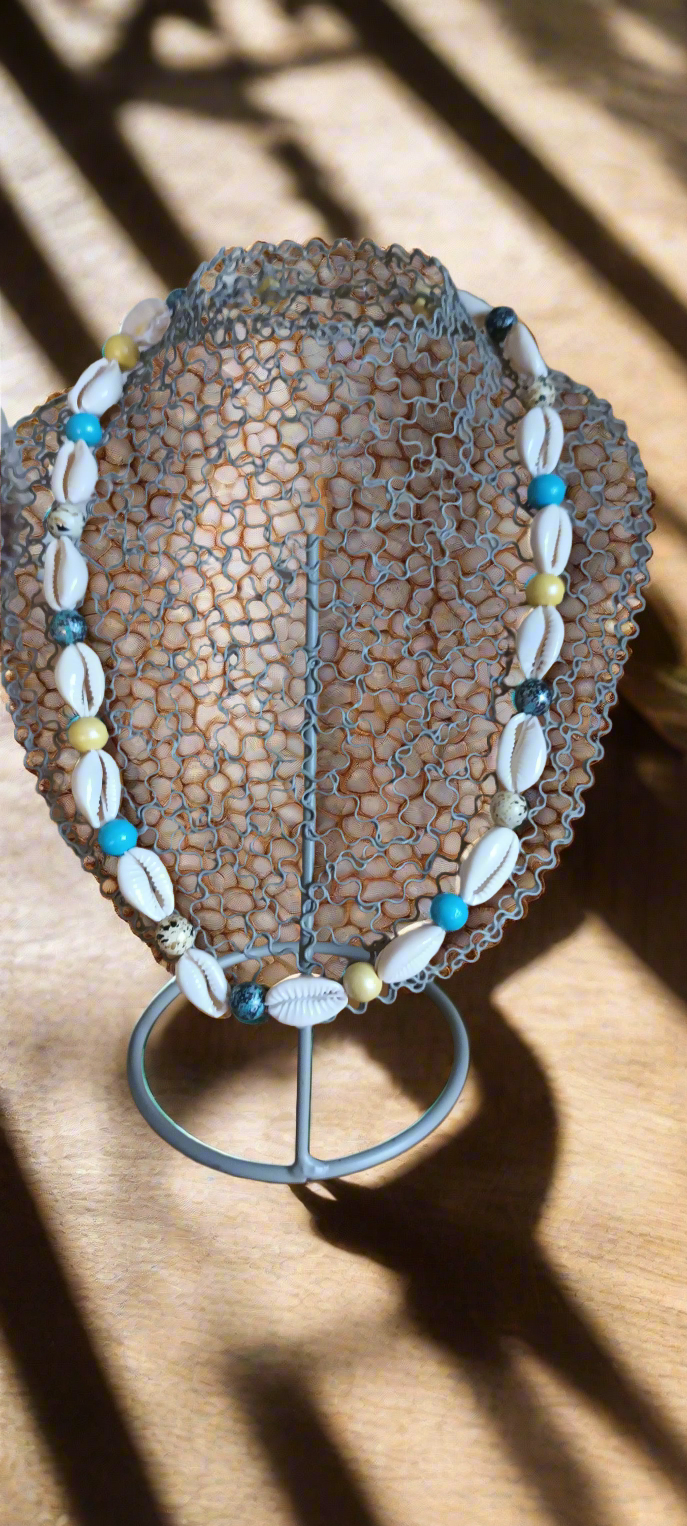 Collier Coquillages véritables, perles de bois bleu , jaune, blanc gris et lien coton gris