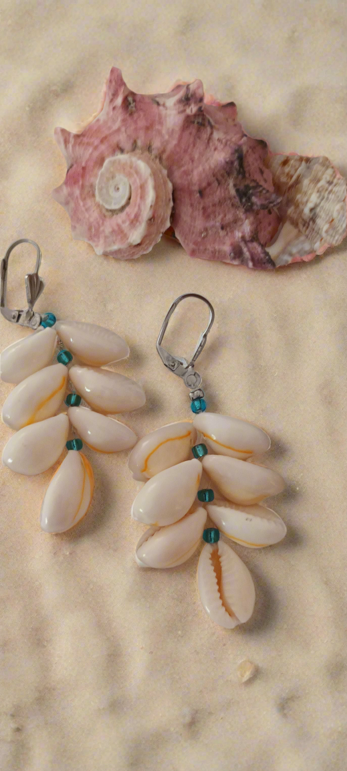 Boucles d'oreilles en coquillages épis , perles de couleurs bleues