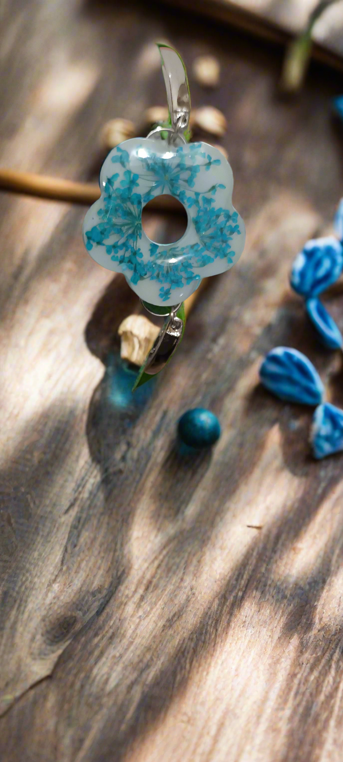 bracelet en résine fleur marguerite avec inclusion de fleurs et bleues