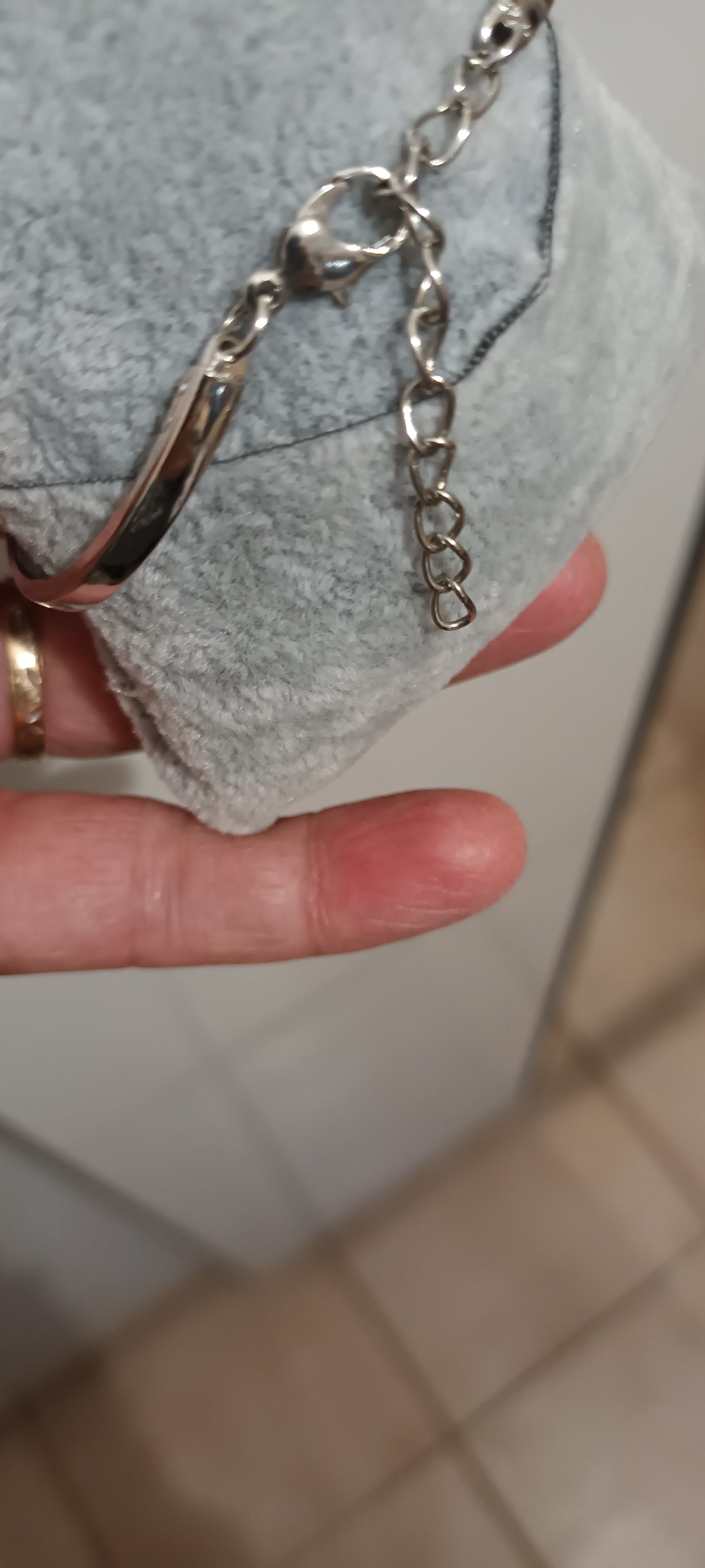 bracelet en résine fleur marguerite avec inclusion de fleurs et bleues