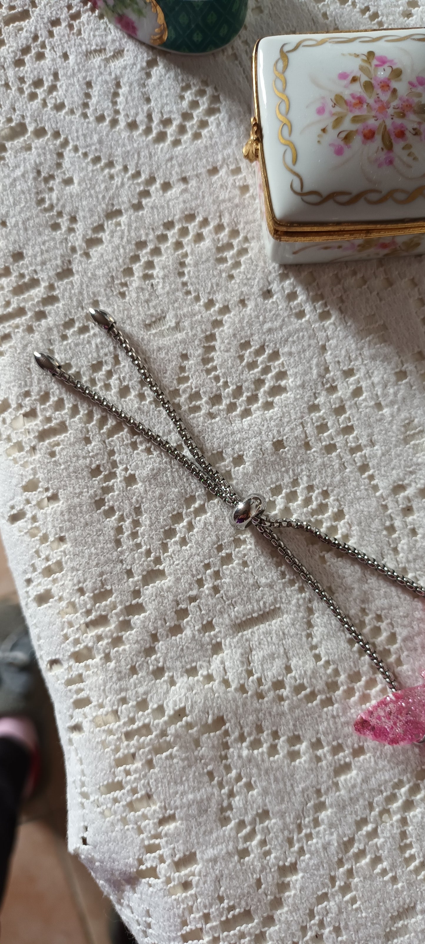 bracelet en résine forme papillon rose et paillettes