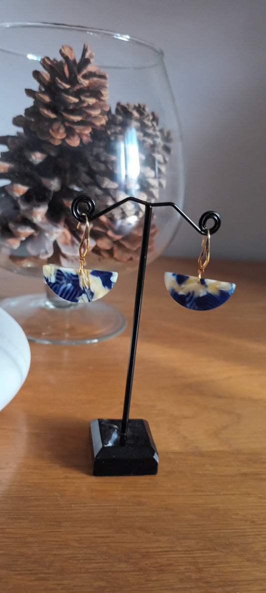 Boucles d'oreilles en acétate demi lune  bleu foncé et Beige