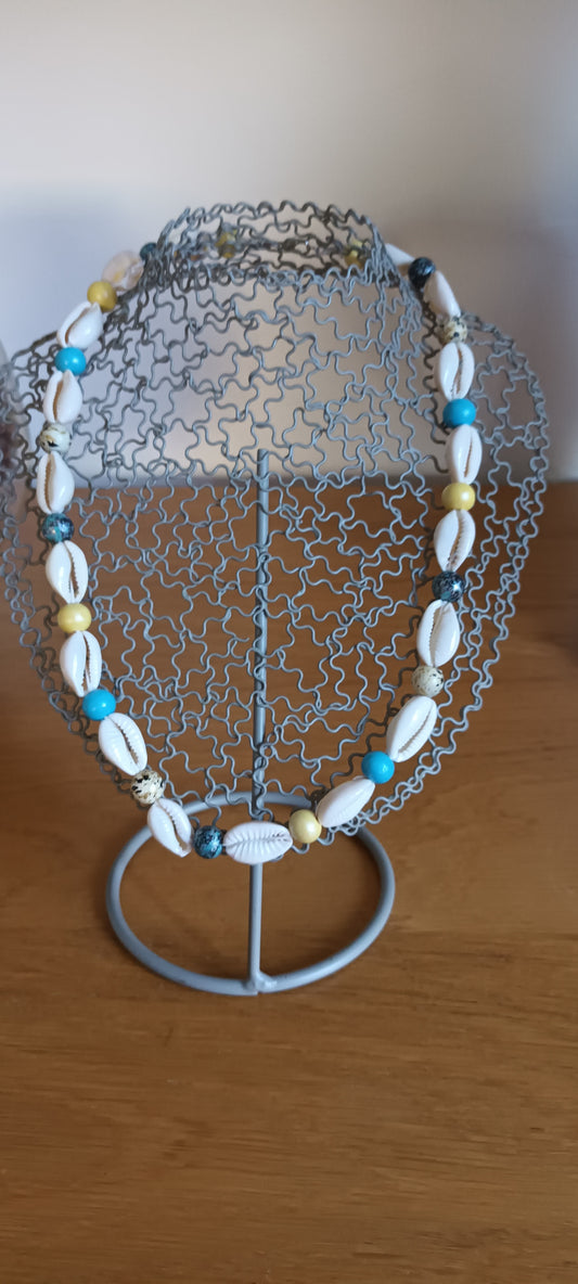 Collier Coquillages véritables, perles de bois bleu , jaune, blanc gris et lien coton gris