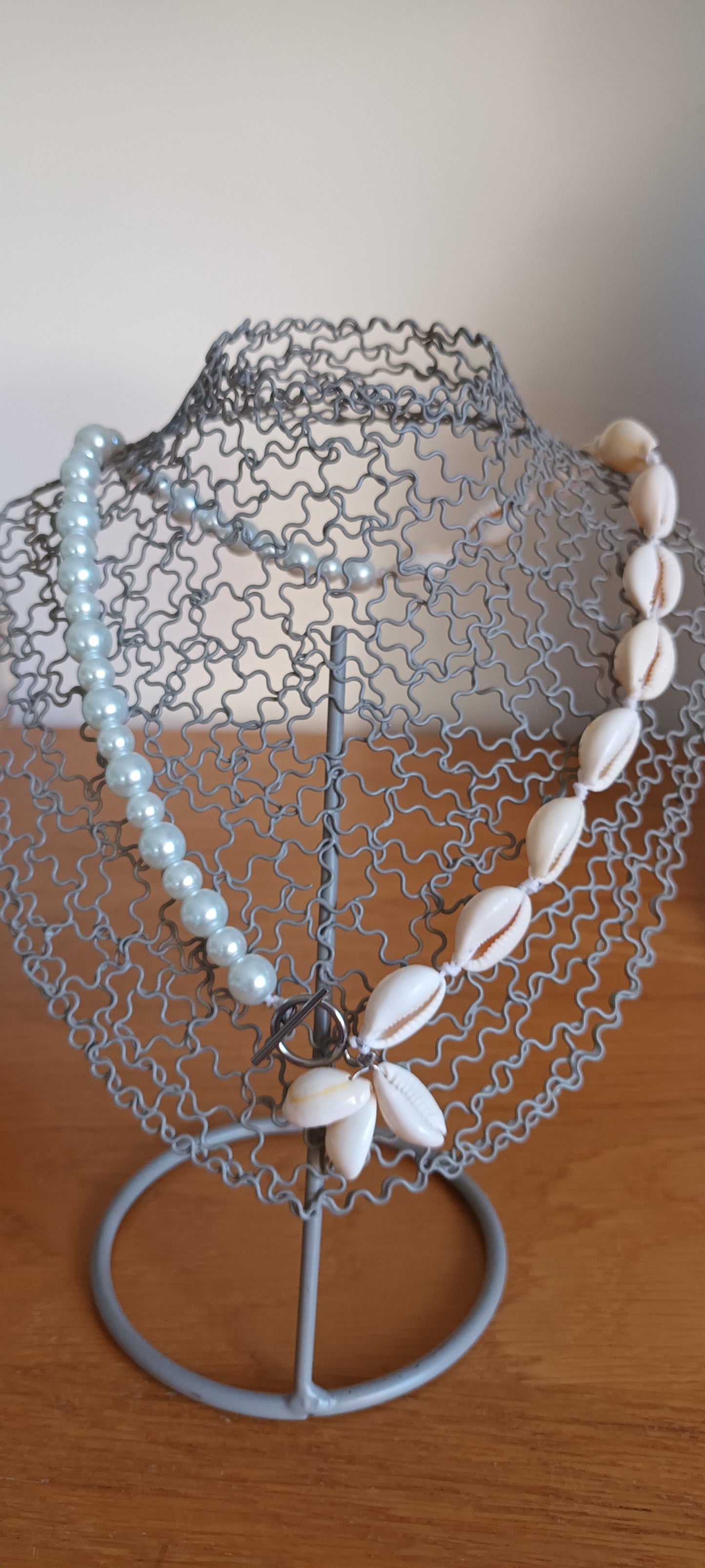 Collier Coquillages véritables, perles en verres blanches