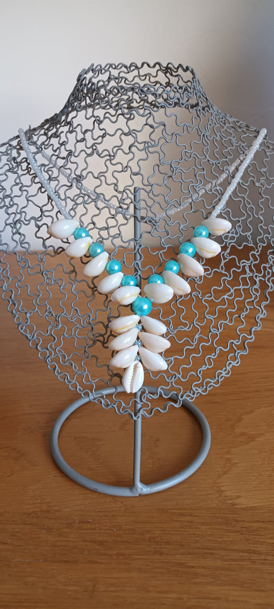 Collier Coquillages véritables, perles en verres turquoise et petites perles de verres blanches