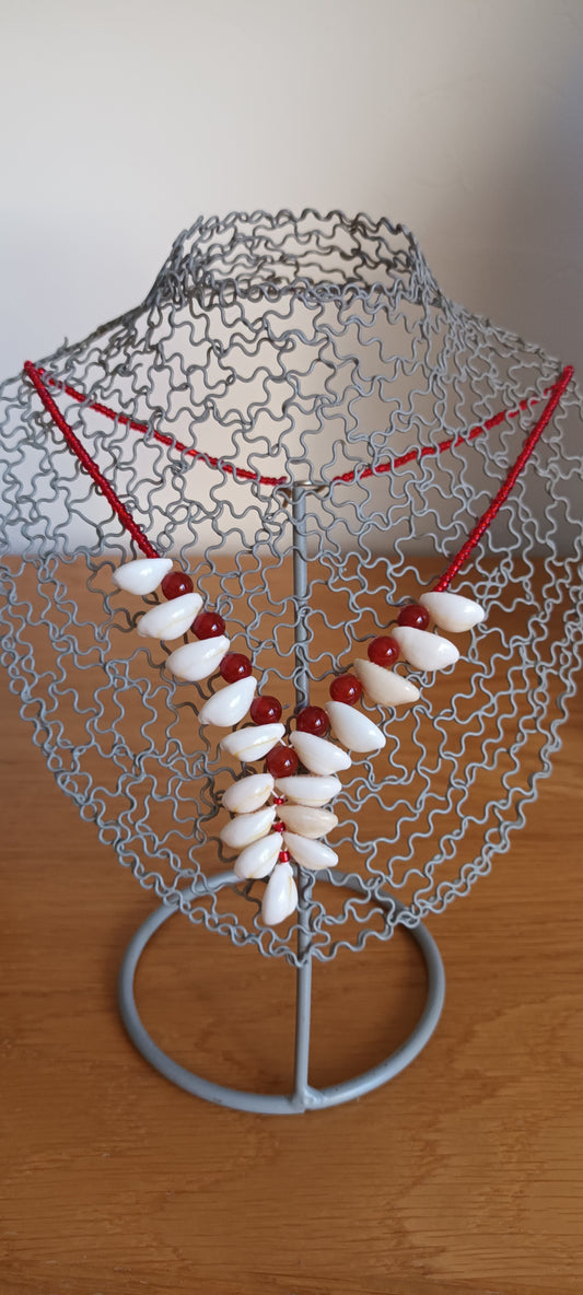 Collier Coquillages véritables ,pierres précieuses de Cornaline, et petites perles de verre rouge