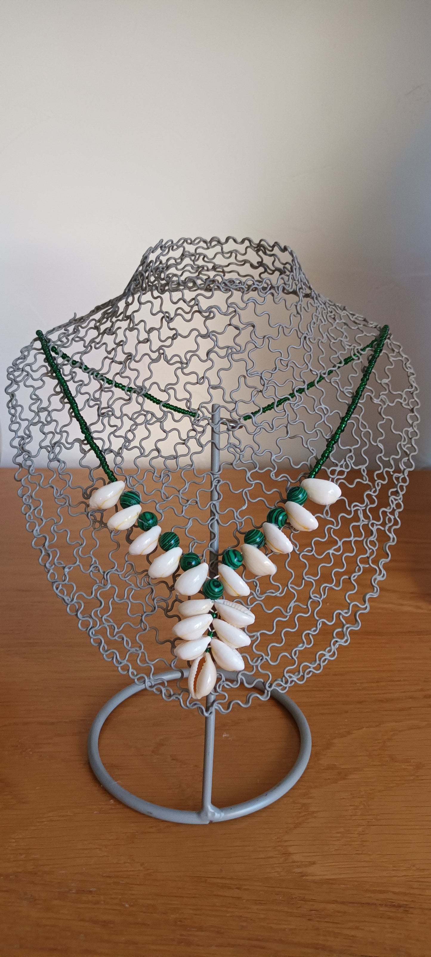 Collier Coquillages véritables, perles en verres blanches