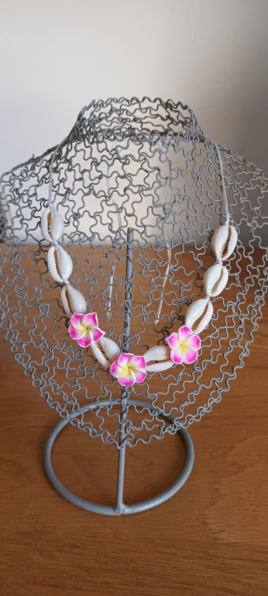 Collier Coquillages véritables et fleurs rose