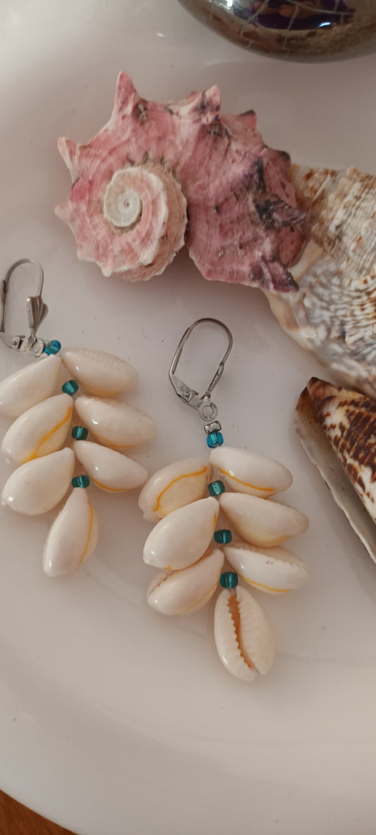 Boucles d'oreilles en coquillages épis , perles de couleurs bleues