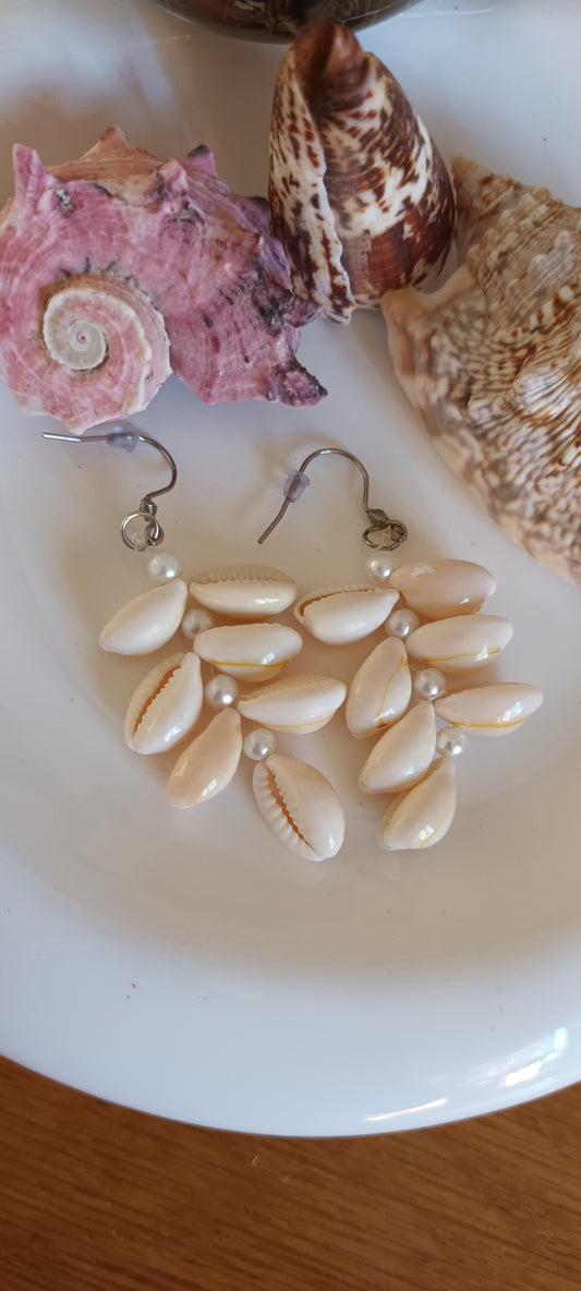 Boucles d'oreilles en coquillages épis , perles de couleurs blanches