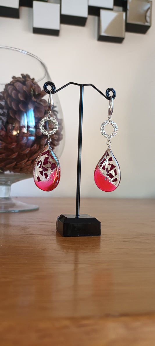 Boucles d'oreilles en résine et pétales de rose séchées, création unique