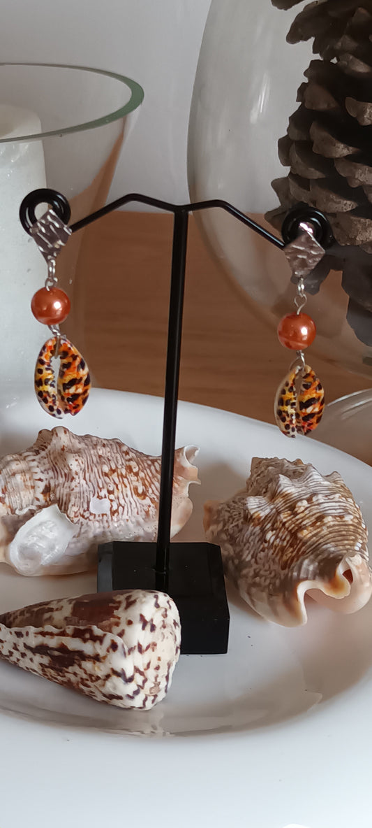 Boucles d'oreilles en coquillages véritables, motif léopard ,perles de verres orangées