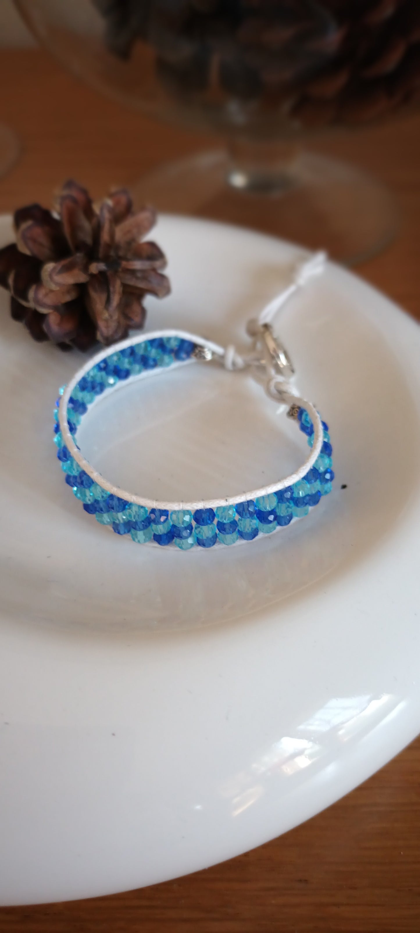 Bracelet  perles de verres bleues clair et bleu Roy , création unique