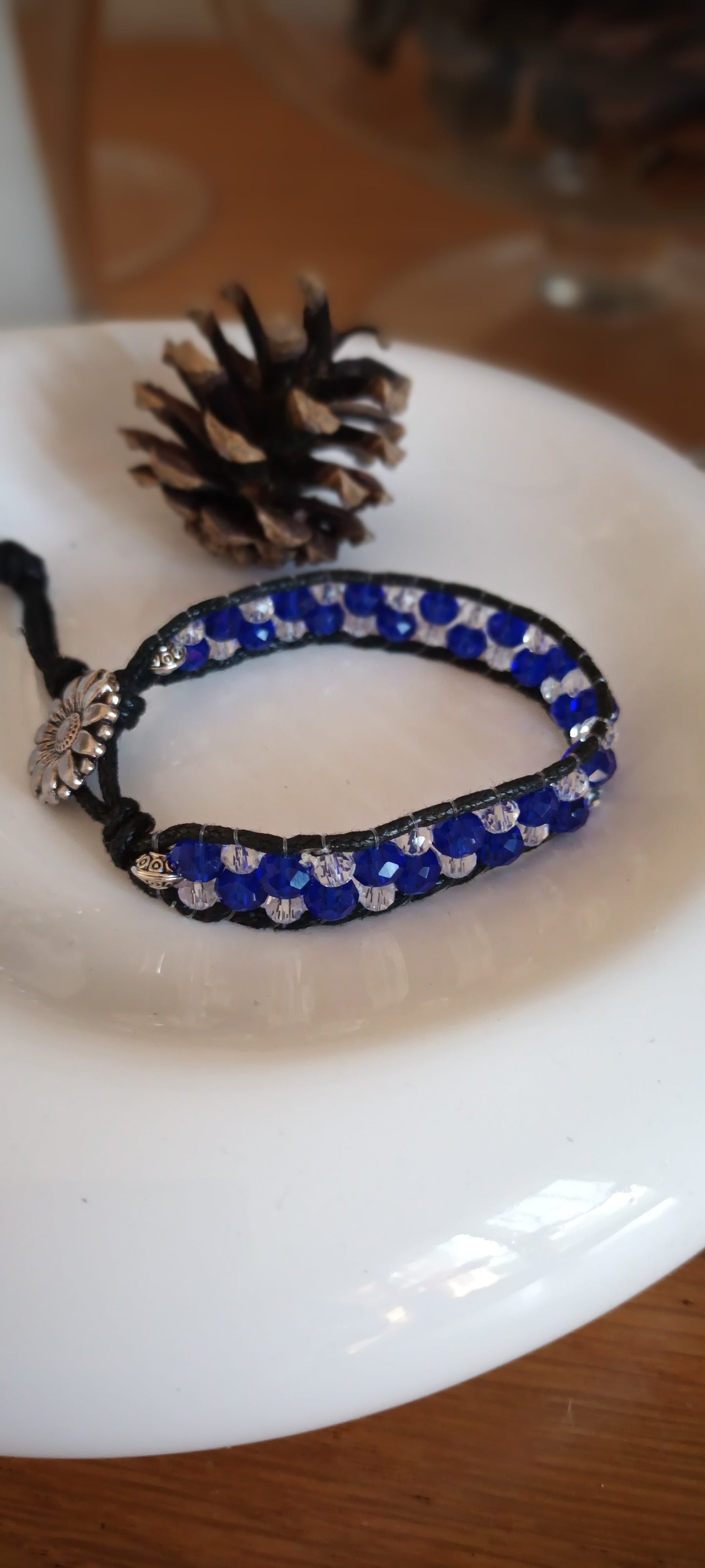 bracelet en perles de verres tisser mains création unique, bleu foncé et tranparantes