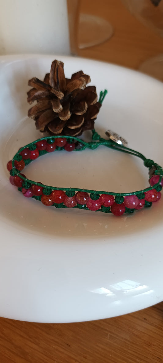 bracelet en perles de verres tisser mains création unique, couleur framboise et vert sapin