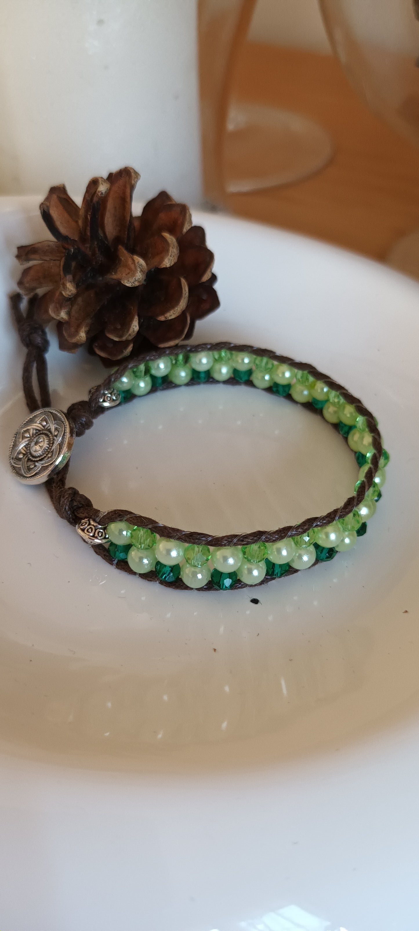 bracelet en perles de verres tisser mains création unique, vert sapin et vert clair