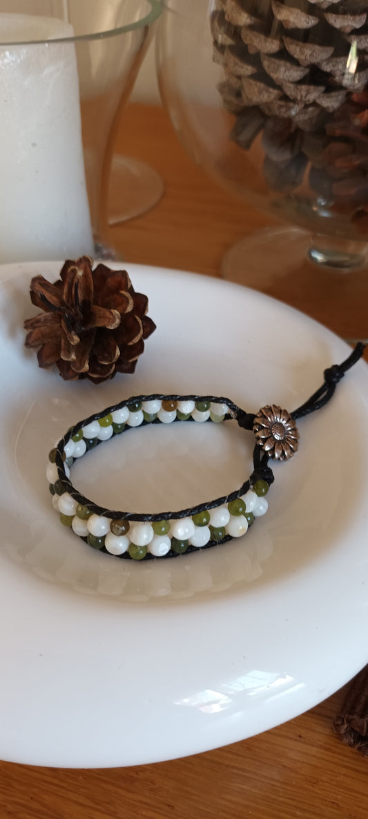 bracelet en perles de verres et coquillages tisser mains création unique ,blancs et vert