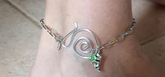 Bracelet de  cheville, perle de verre verte et petite chaussure