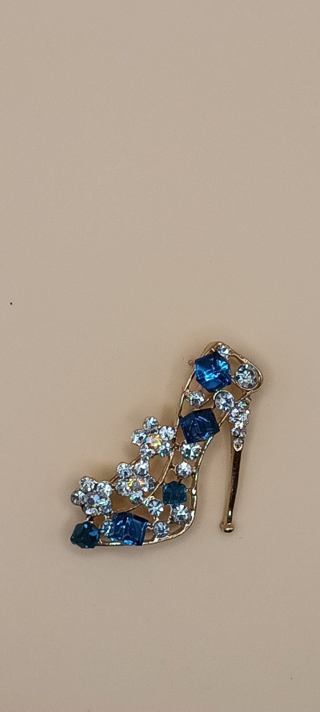 Broche chaussure a talon en strass bleu