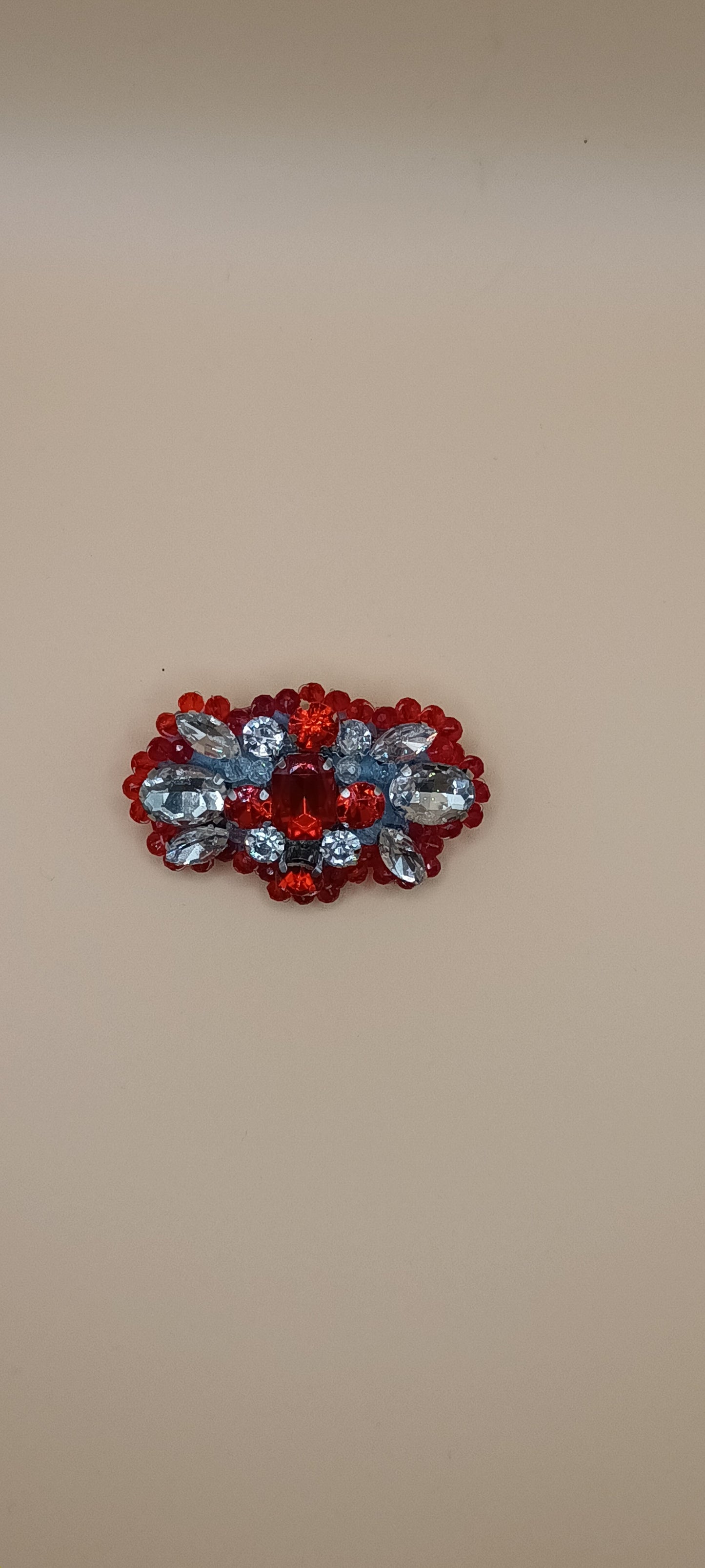 Broche en strass de verre rouge et transparent , création unique ,fait mains