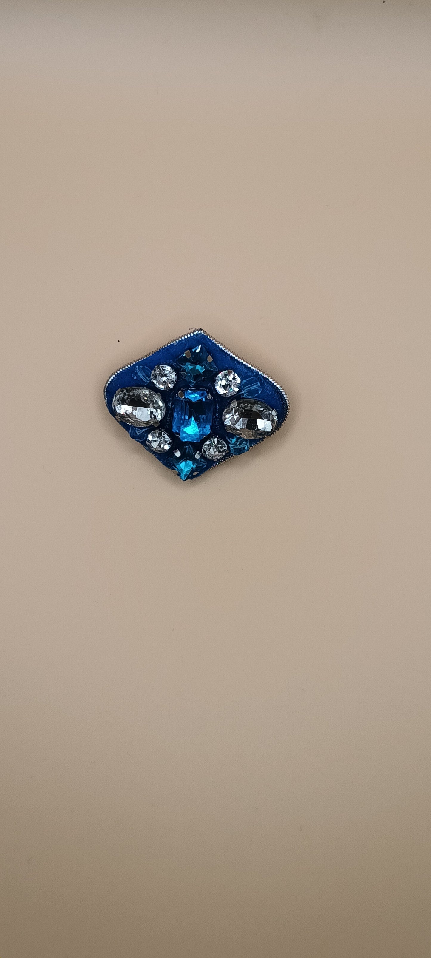 Broche en strass se verre bleu et transparent , création unique ,fait mains