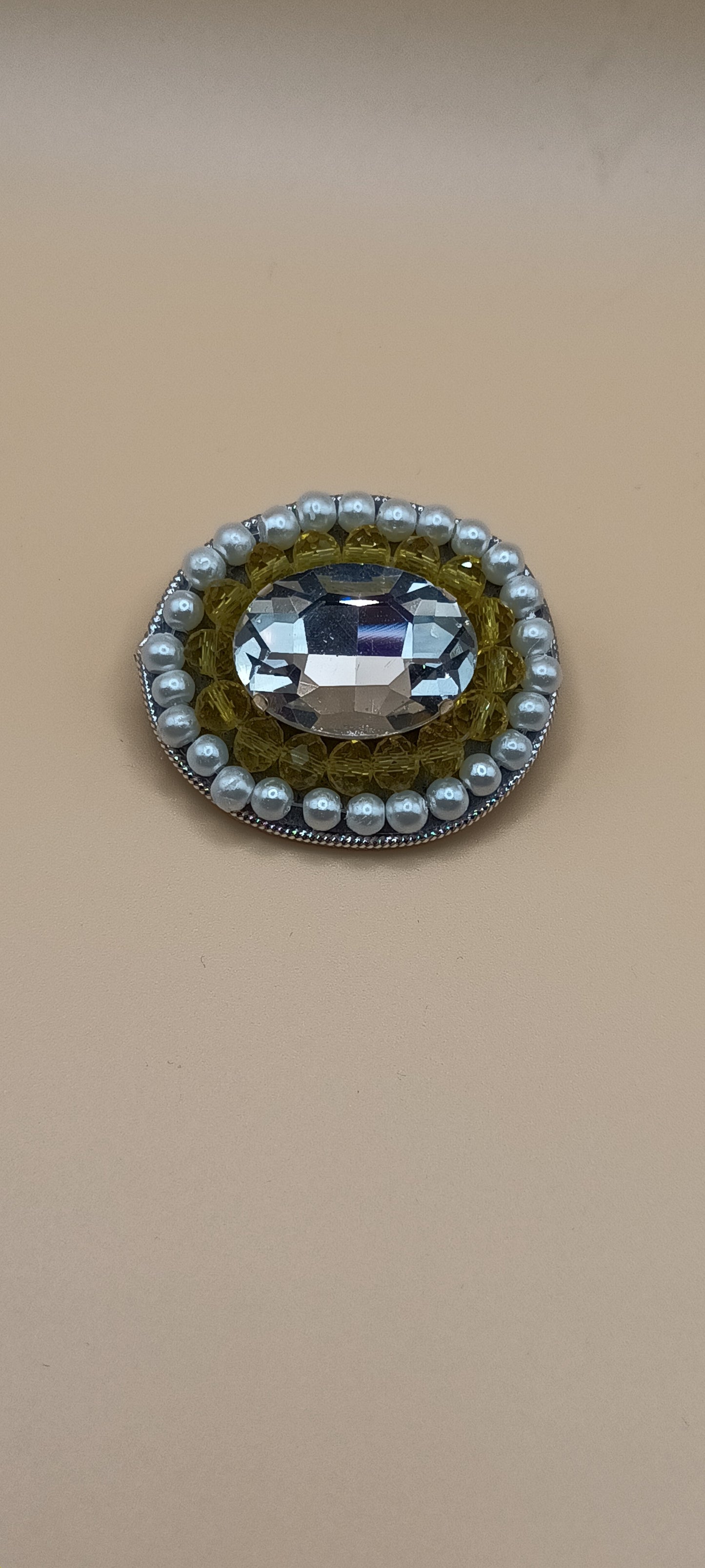 Broche en strass de verre  transparent  perles, de verres jaunes et blanches création unique ,fait mains