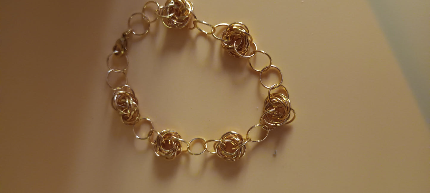 Bracelet doré avec formes de roses