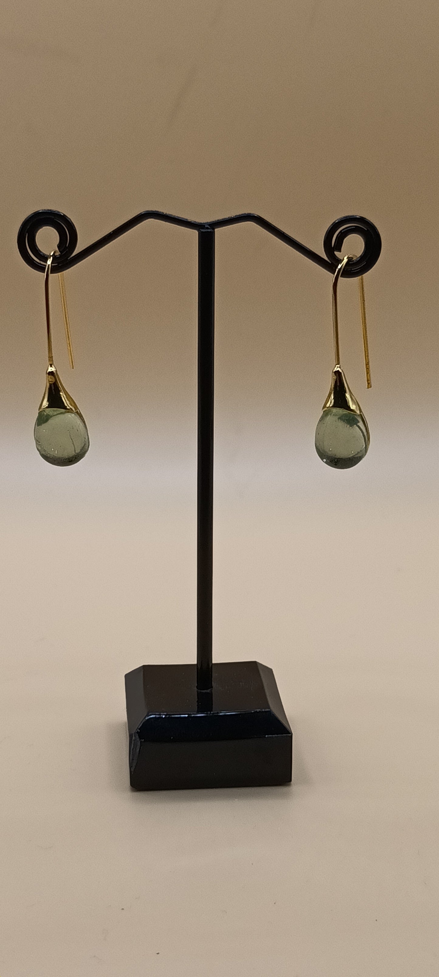 Boucles d'oreilles pendantes doré ,goutte d'eau en verre verte